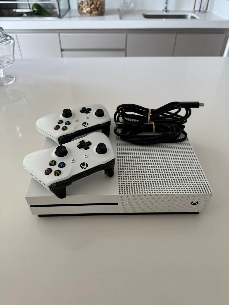Xbox one S com dois controle e jogos  - Foto 2