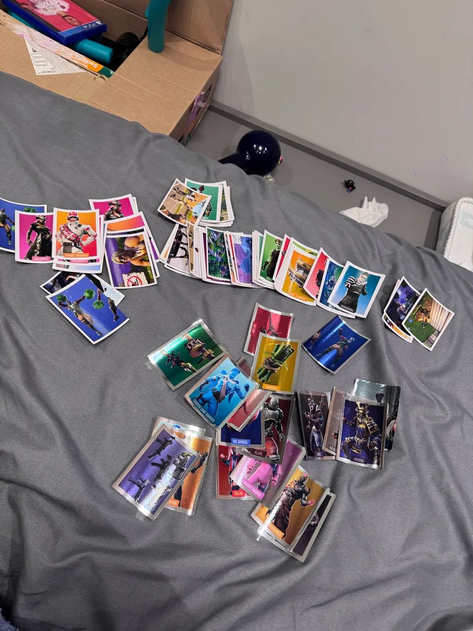 KIT 92 FIGURINHAS ÁLBUM FORTINITE 2019 - Foto 5