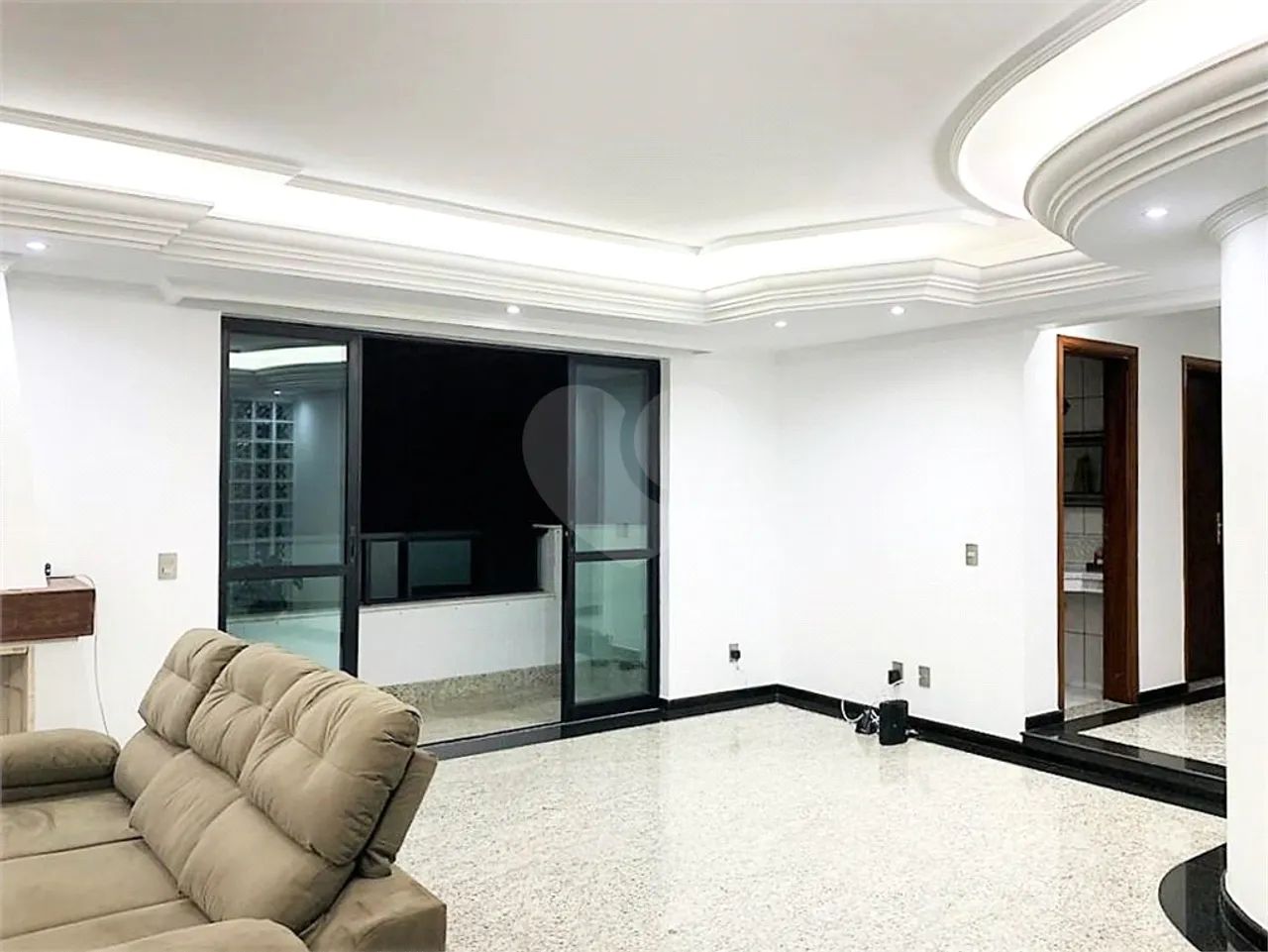 Apartamento com 270 m2, 5 domitórios sendo 4 suítes e 3 vagas de garagem cobertas - Foto 2