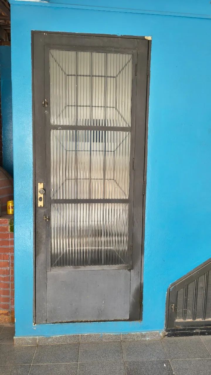 Porta de ferro com grade - Foto 2
