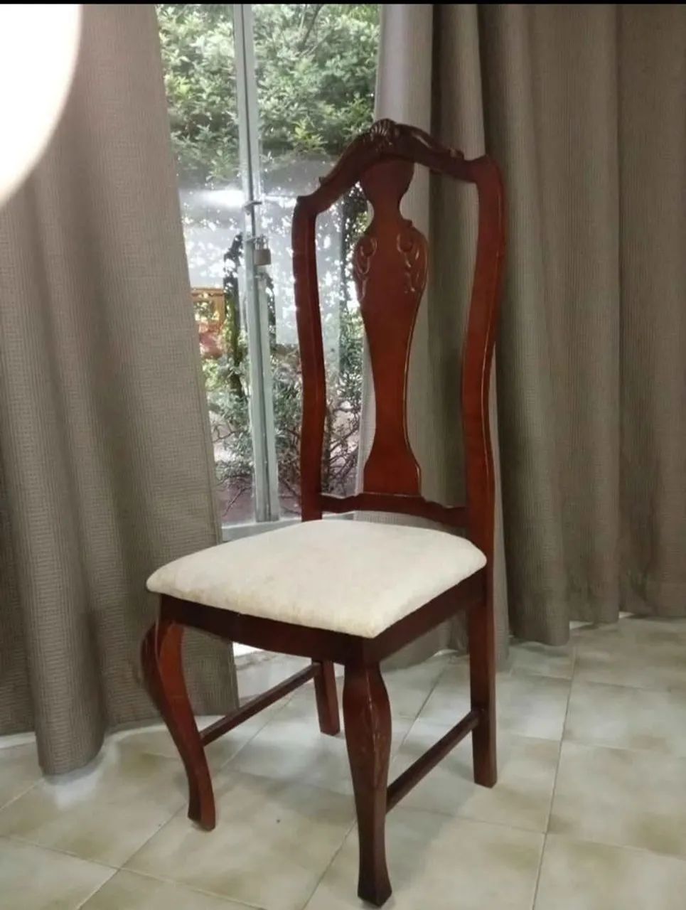 Mesa de madeira maciça e 6 cadeiras  - Foto 4