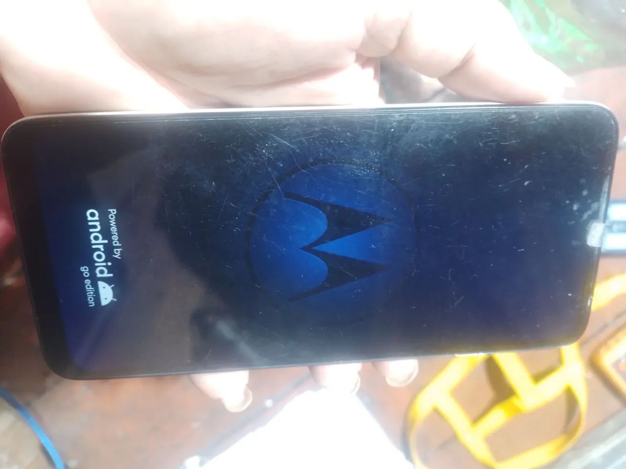 Celular que liga e desliga