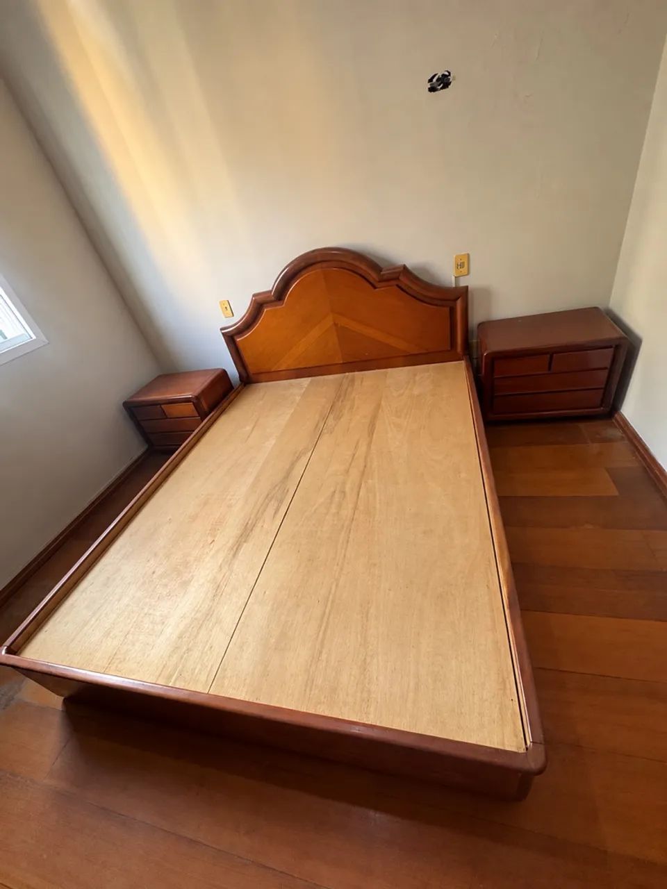 Cama de casal e criados 