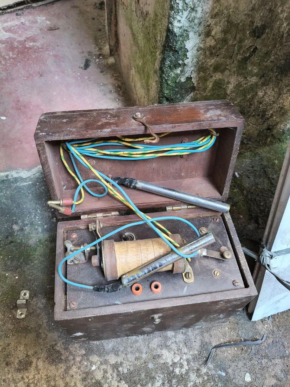 Aparelho Antigo de Eletroterapia em Caixa de Madeira - Raridade