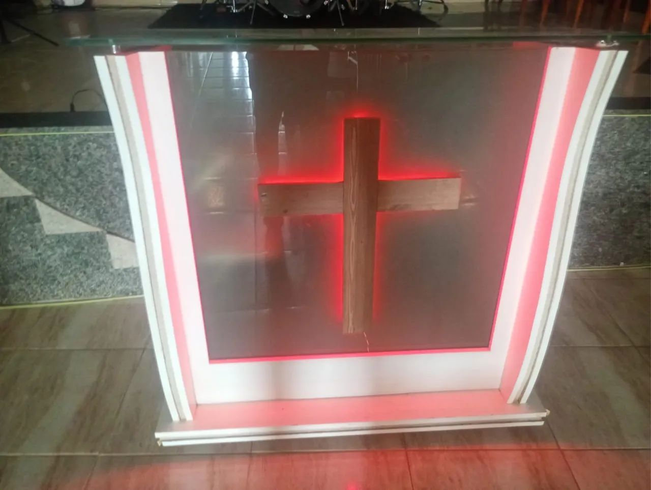 Vendo pulpito de Mdf com led