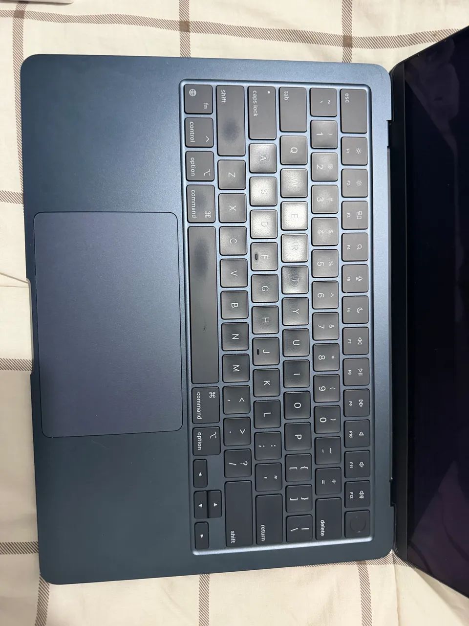 Excelente MacBook Air 2022 M2 16RAM 1T  - Foto 2