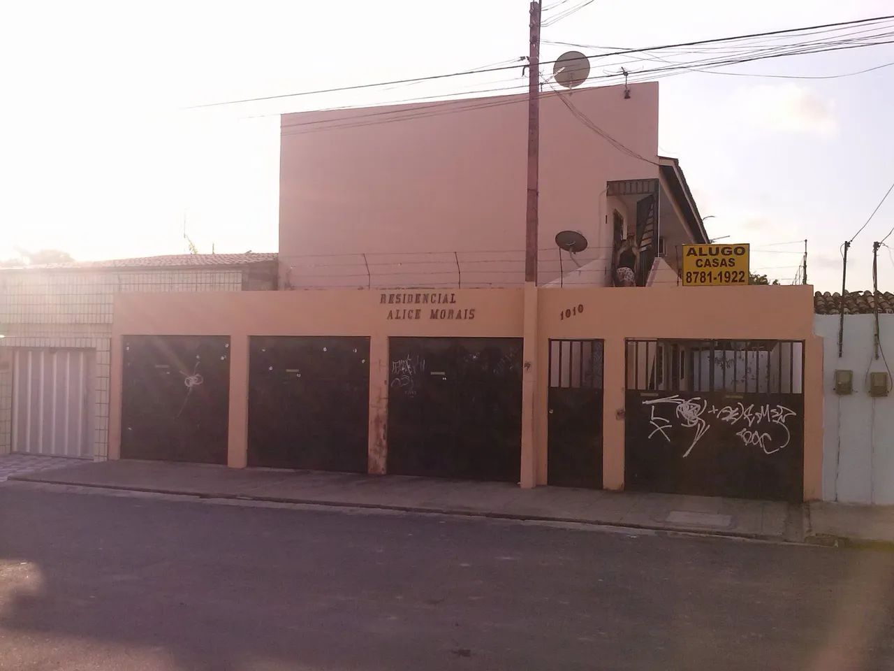 ALUGO CASA TÉRREA 2 QUARTOS E GARAGEM NO HENRIQUE JORGE 
