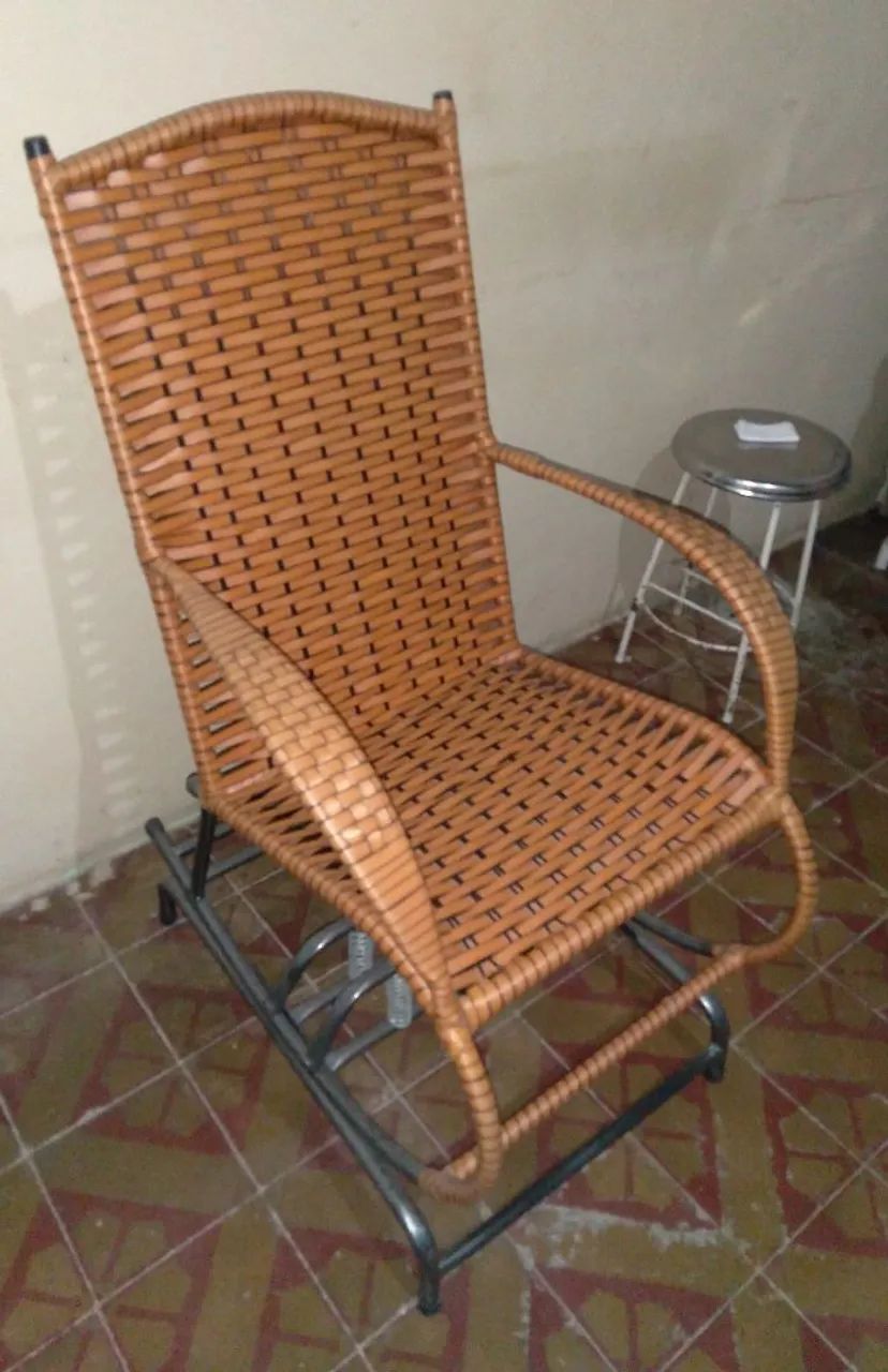Vendo Cadeira de Balanço com 04 molas reforçadas. - Foto 3