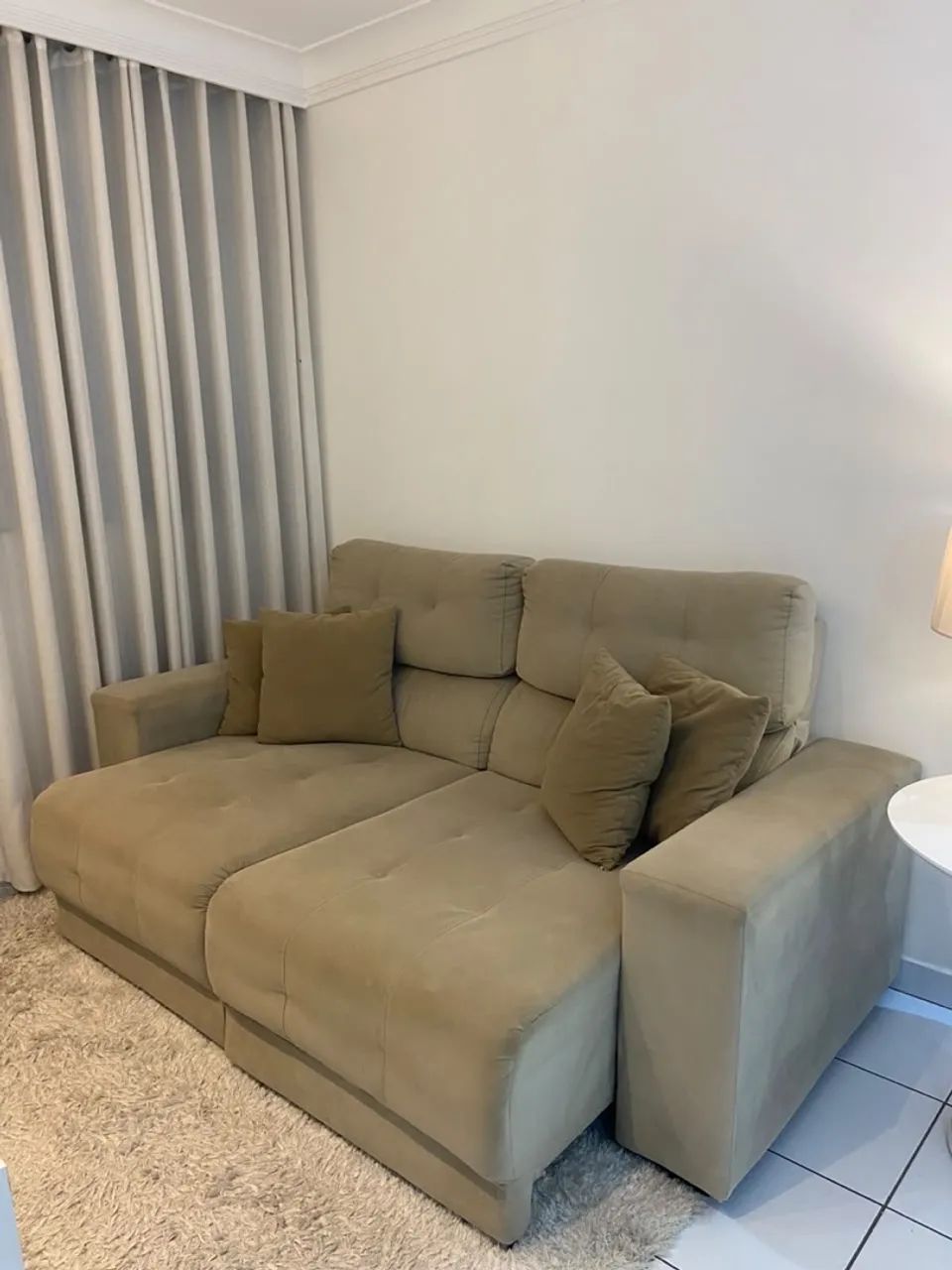 Sofá elegante 2 lugares com almofadas 