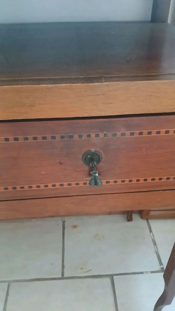 mesa antiga em madeira maciça e tampo em granito com 2 gavetas - Foto 3