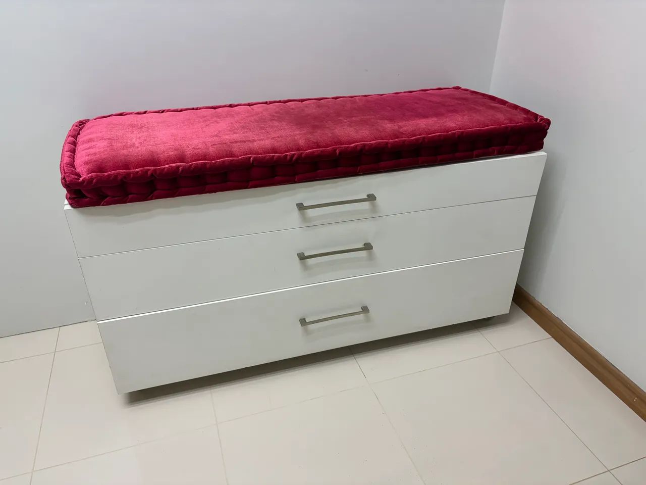 Cômoda com gavetas e almofada 