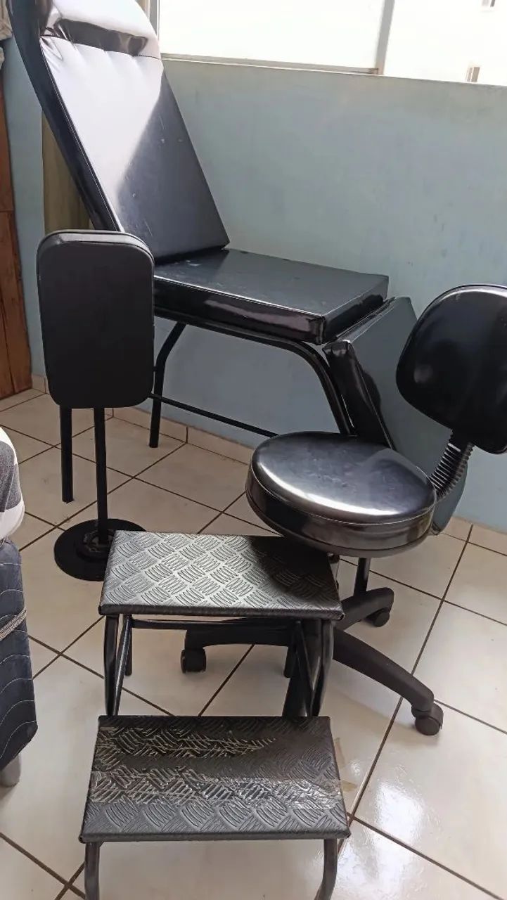 Maca, escadinha, cadeira e apoio de braço.