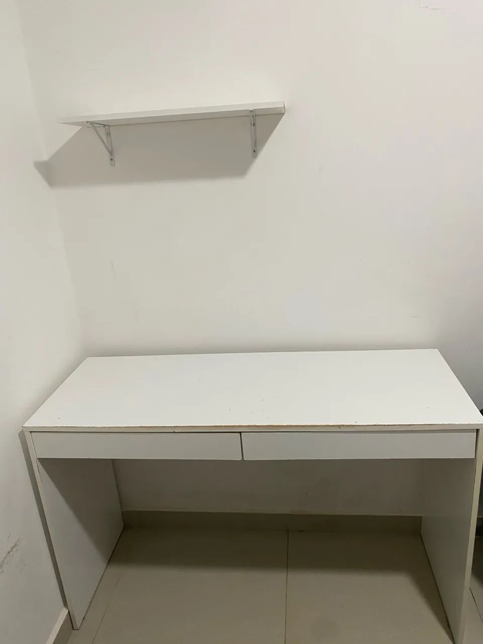 Mesa de estudos + prateleira 