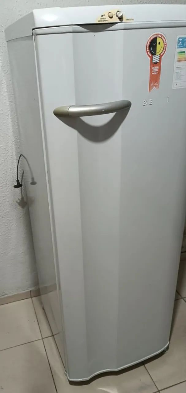 Geladeira Eletrolux gelo seco muito bem conservada - Foto 3