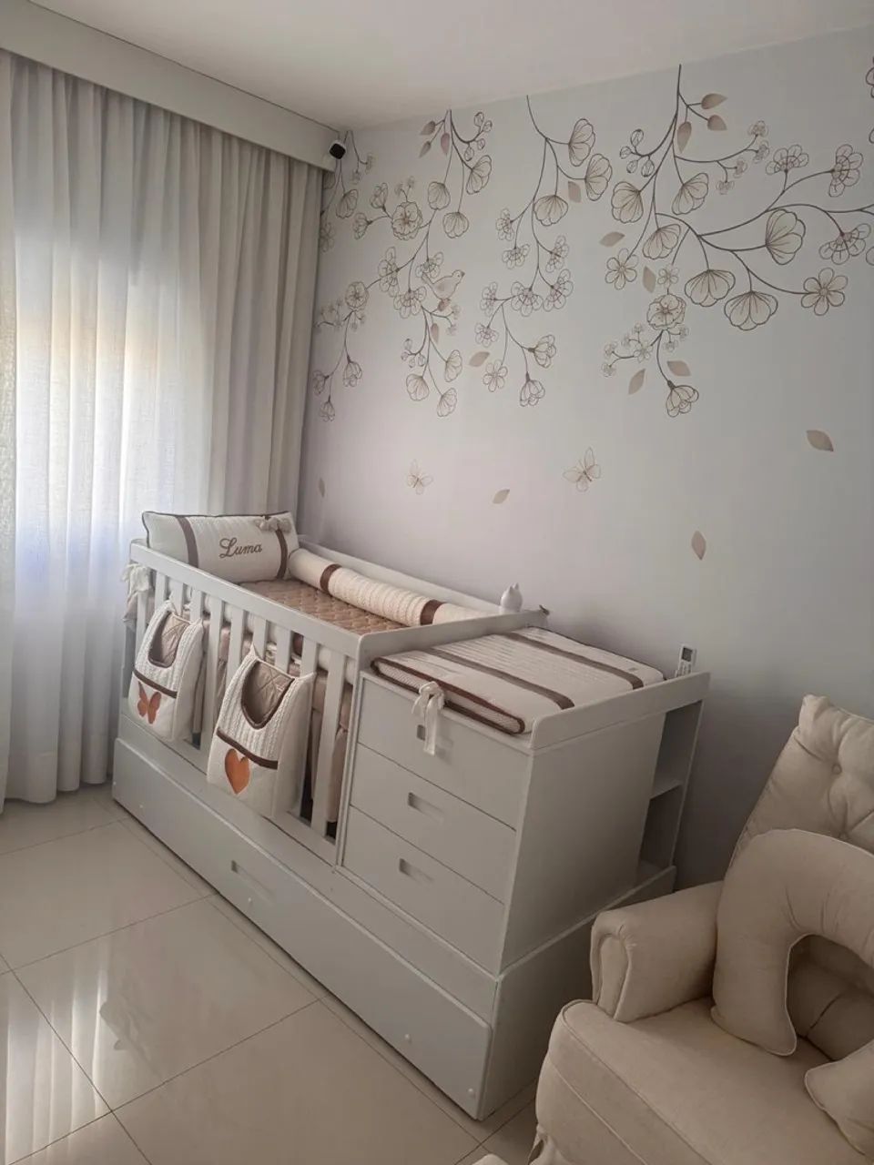 Berço com cômoda e cama auxiliar 