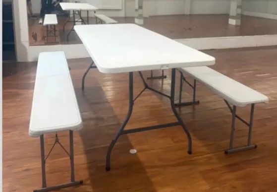 Conjunto dobrável com mesa e 2 bancos 