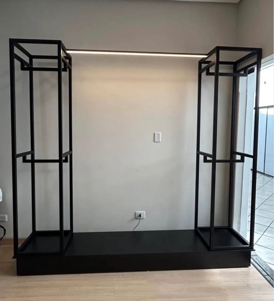Vendo arara para vitrine + manequim fem  - Foto 2