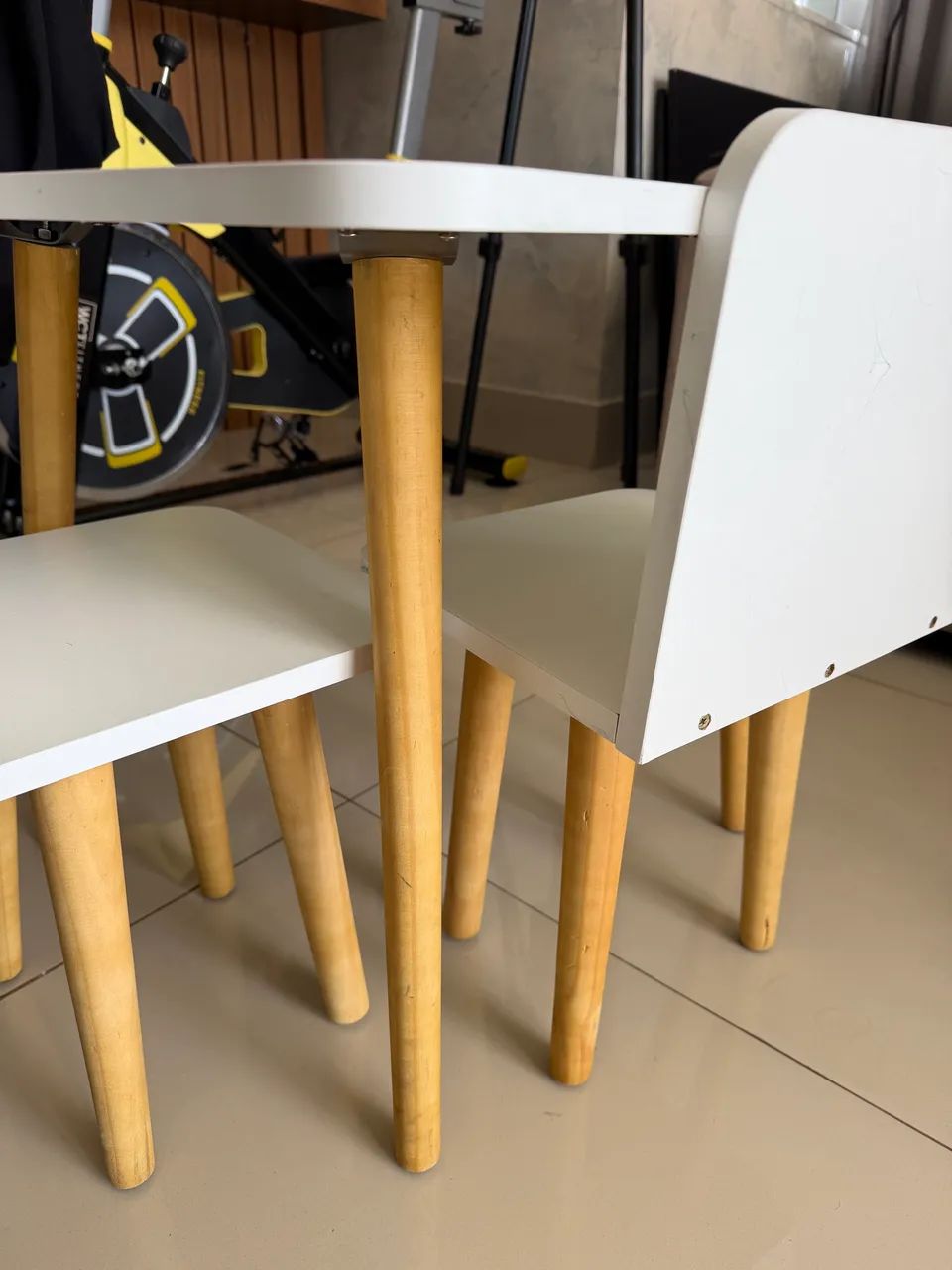 Vendo mesa infantil com 2 cadeiras 