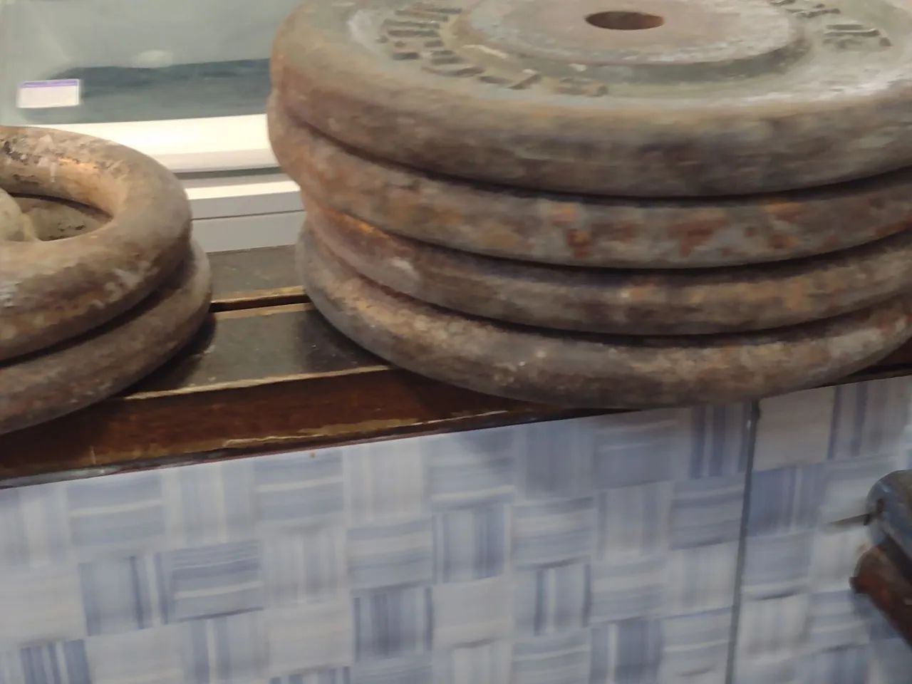 Anilhas de academia 50 kg já vai com uma barra w de brinde 
