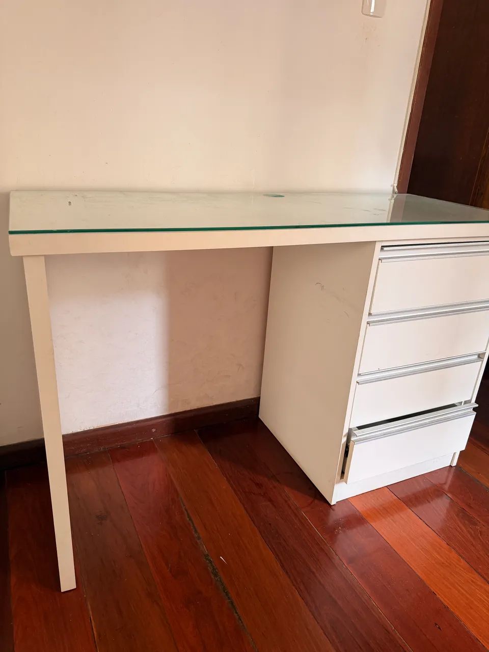Mesa mdf branca planejada com tampo de vidro 400$ - Foto 2