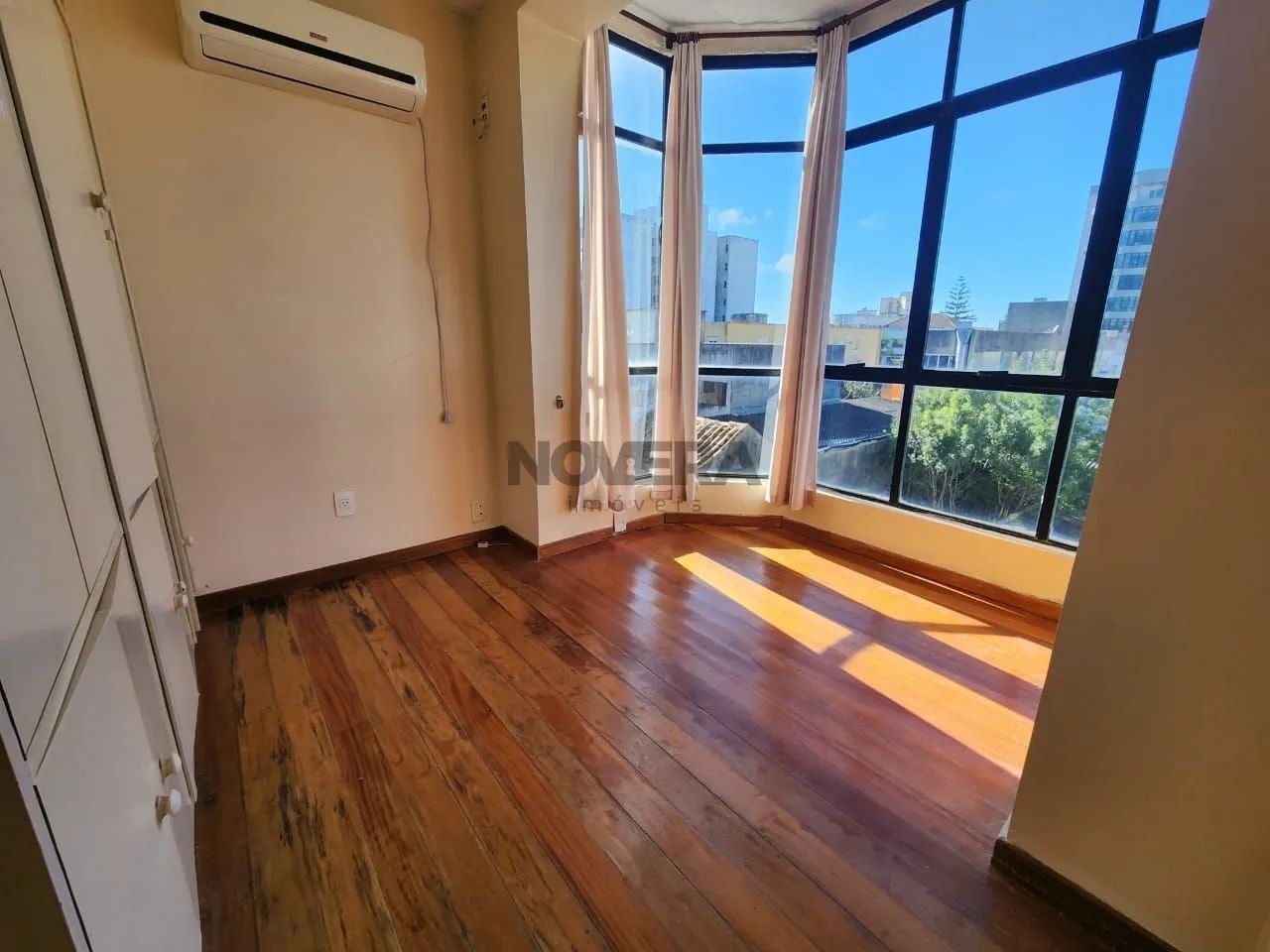 Amplo apartamento central com 2 vagas - Foto 3