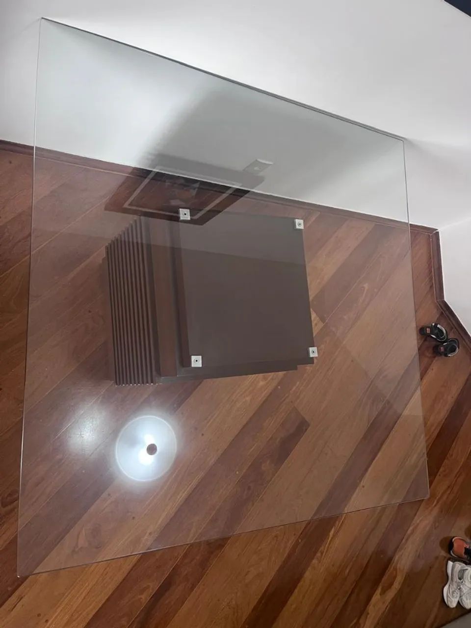 Mesa com Tampo de vidro e base de madeira