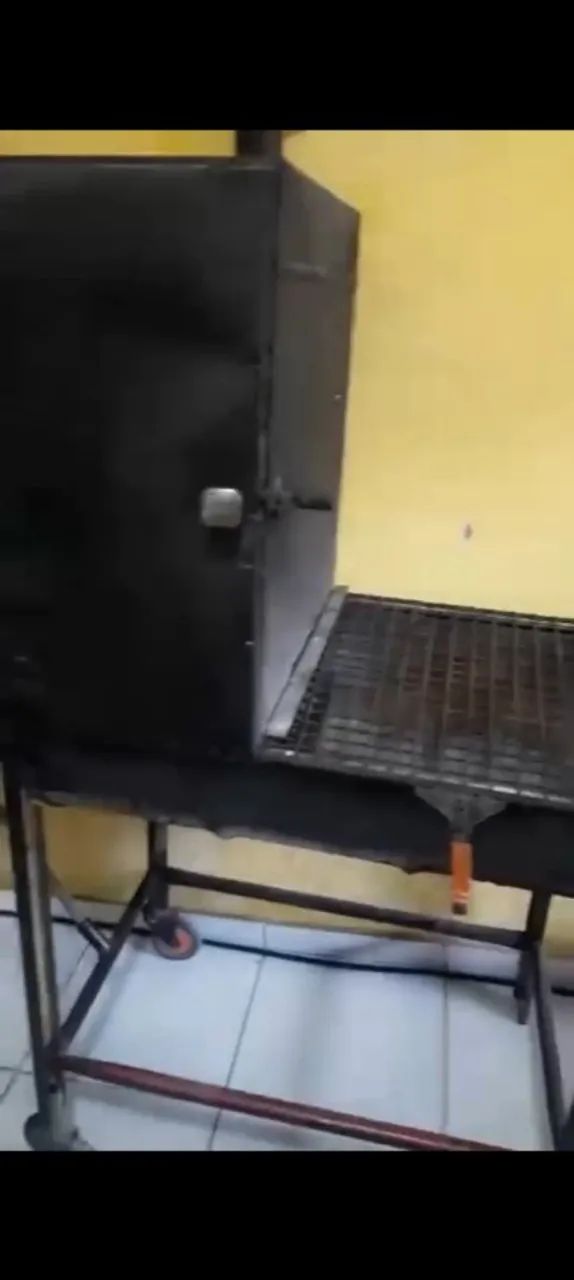 Churrasqueira modelo com defumador 