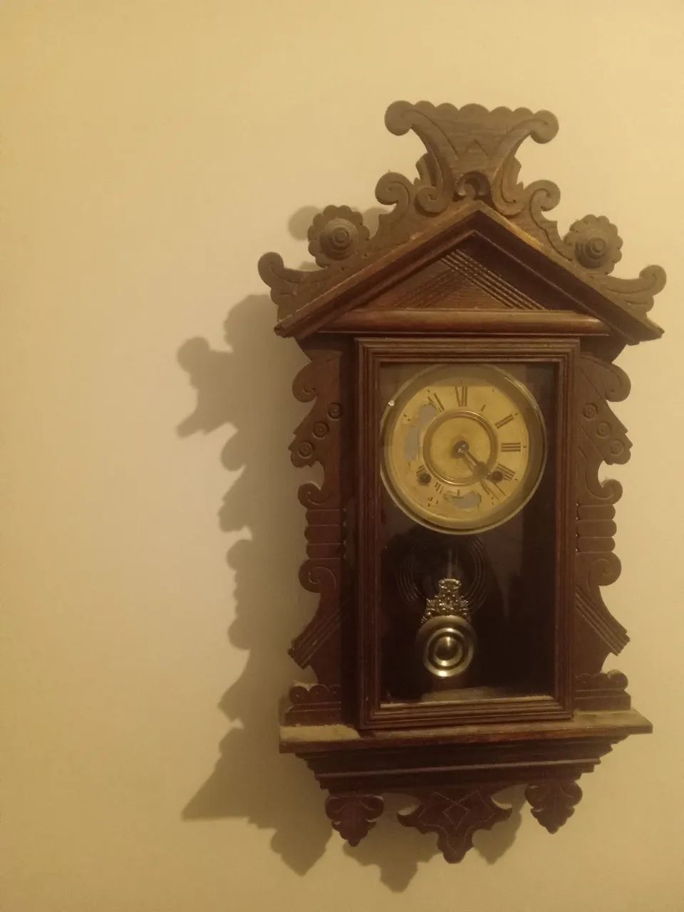 Relógio de Parede antigo com Pêndulo (funcionando, porém com detalhes). - Foto 3