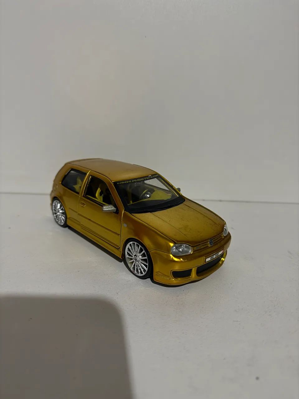 Miniatura Golf R32 Dourado 1/24