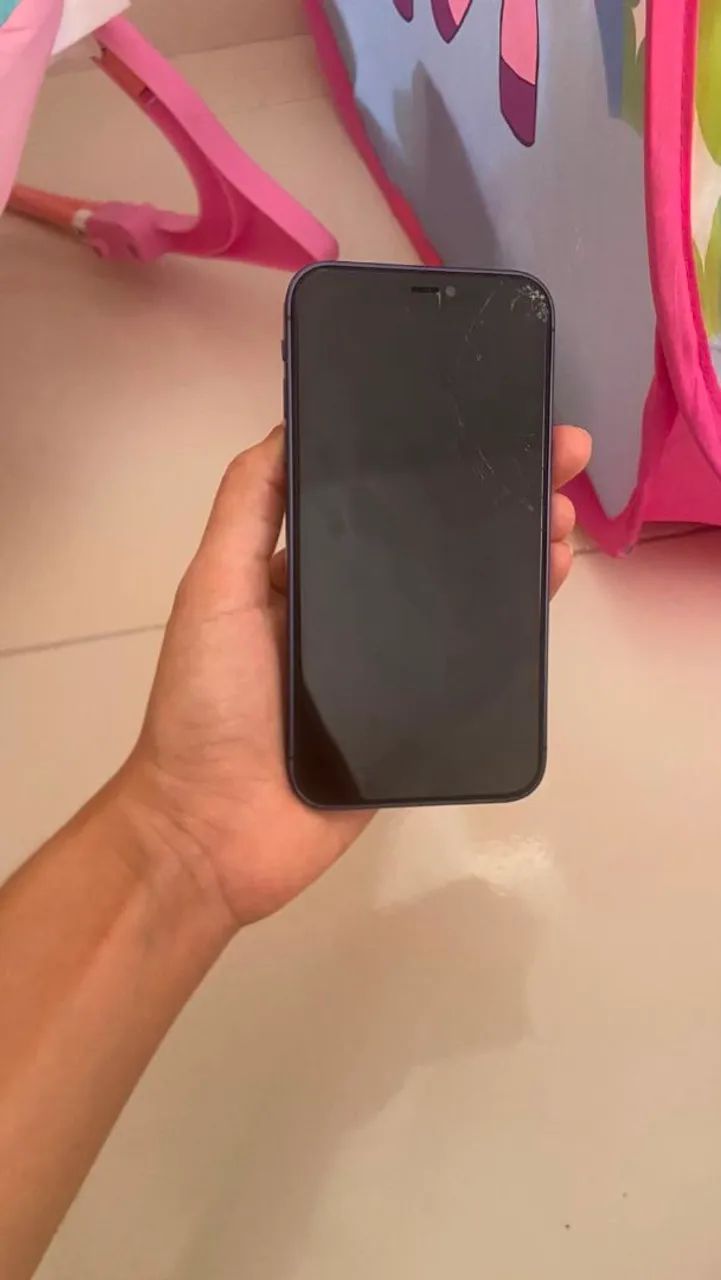 Vendo iPhone 11 com fundi do 17 pró  - Foto 4