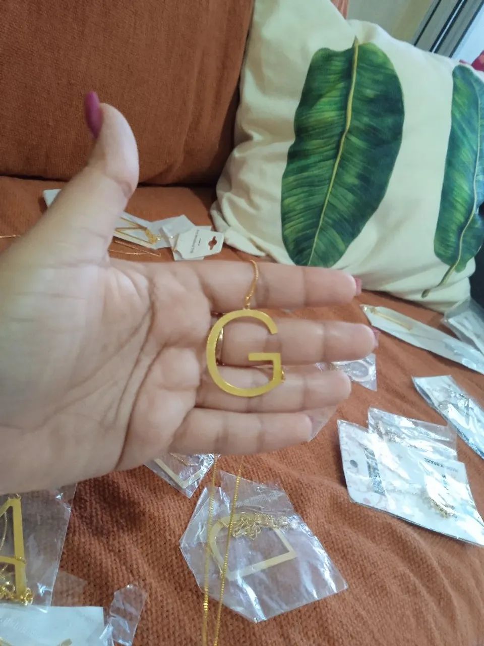 Corrente com pingente de letra
