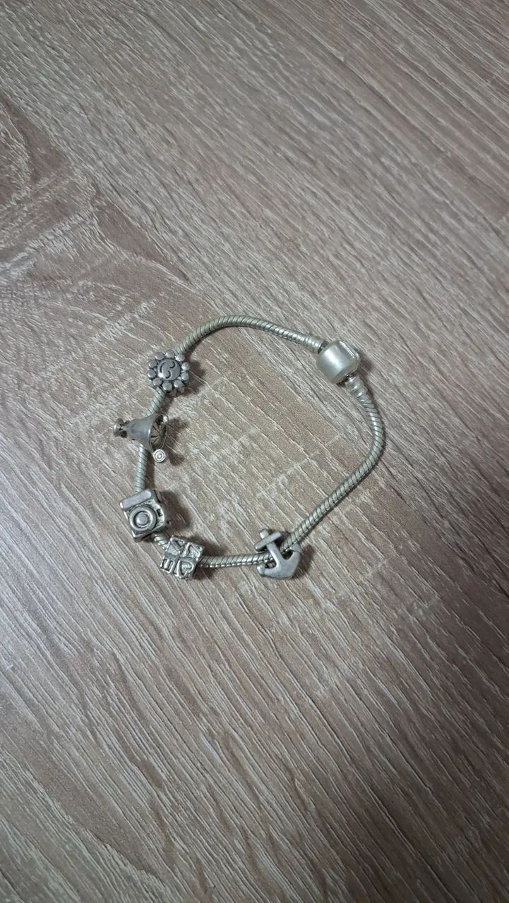 Pulseira com berloque de plástico