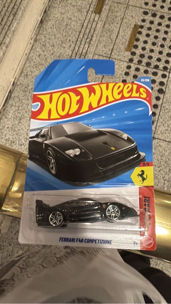 Ferrari F40 preta hot wheels 2026