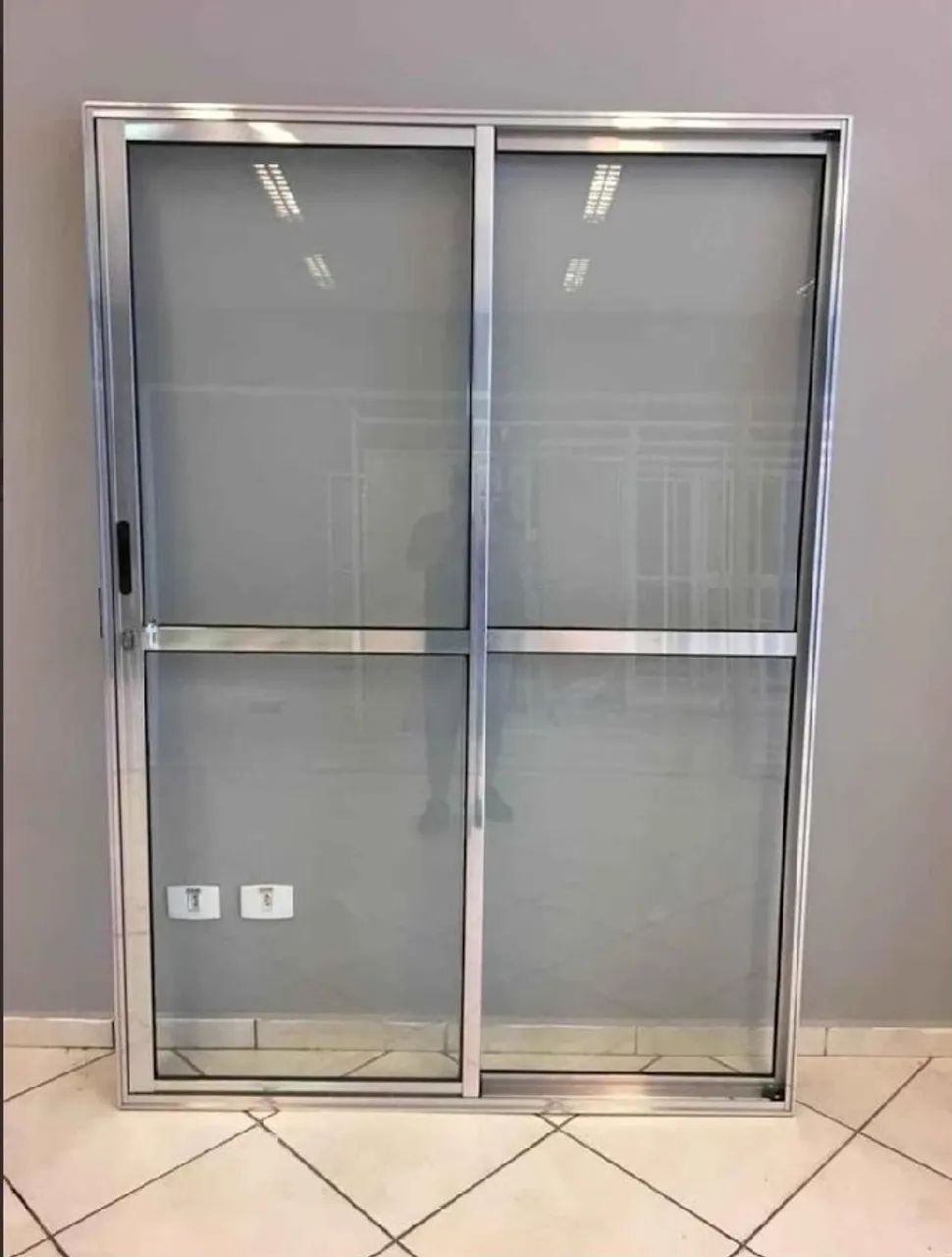 PORTA BALCÃO branca , preta e alumínio brilhante 