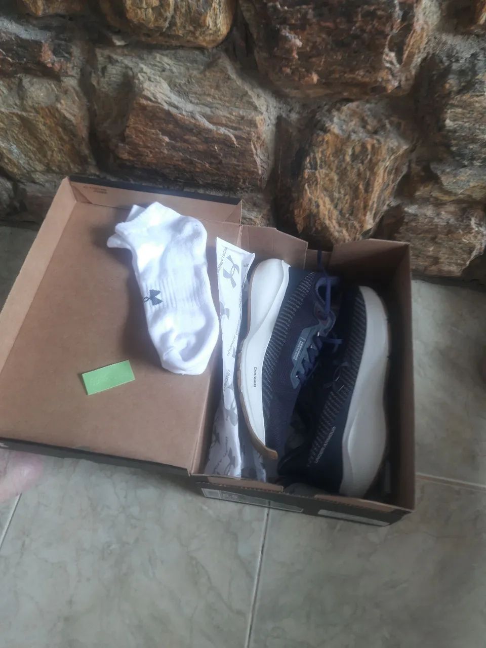 Par de tênis Under Armour original tam.40 mais um par de meias - Foto 5