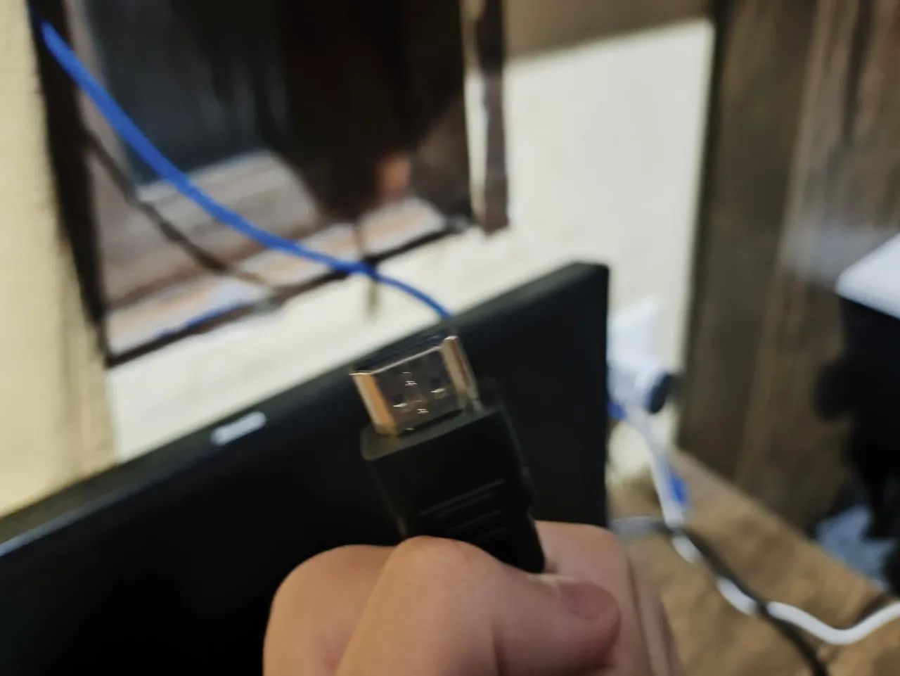 Monitor com o cabo de conectar ne vídeo game 