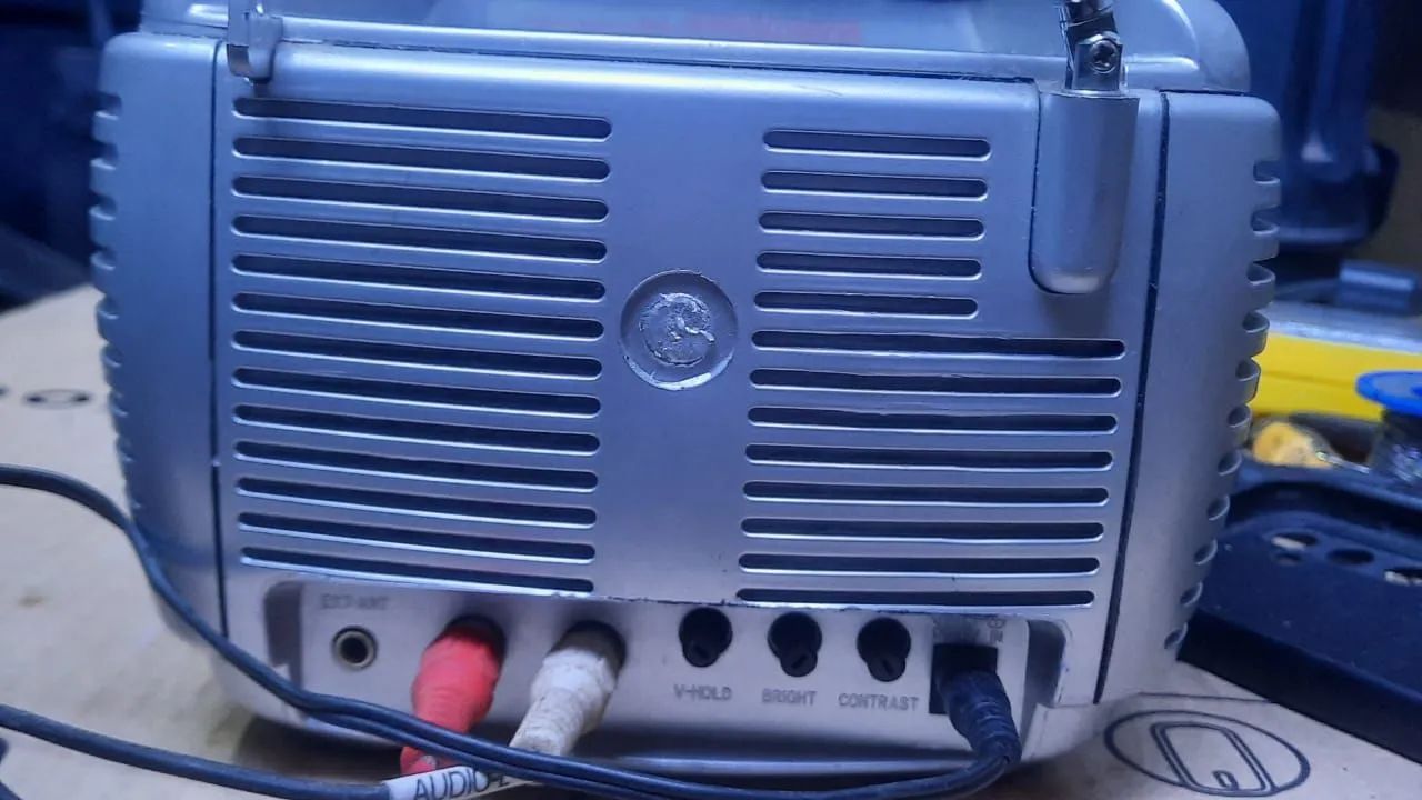 vendo tv e radio de 5 polegadas funcionando com converso valor 300 - Foto 4