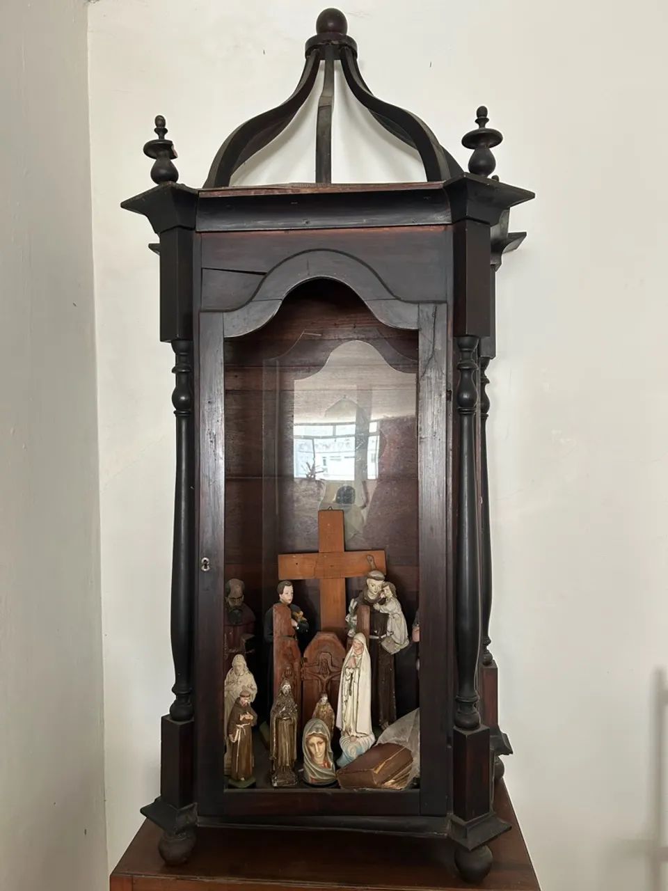 ORATÓRIO ANTIGO DE MADEIRA E SANTOS