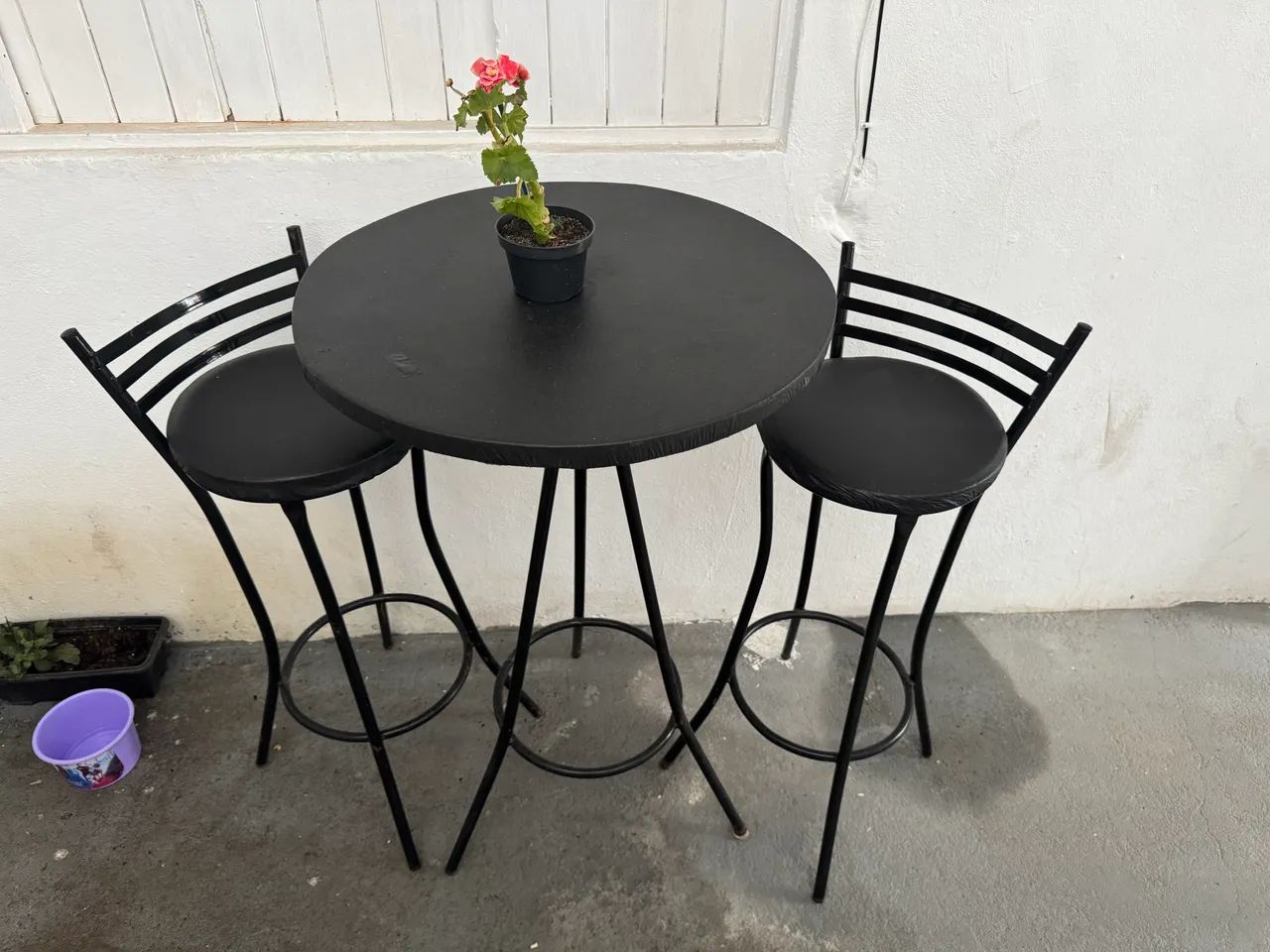 Mesa bristo com duas cadeiras 