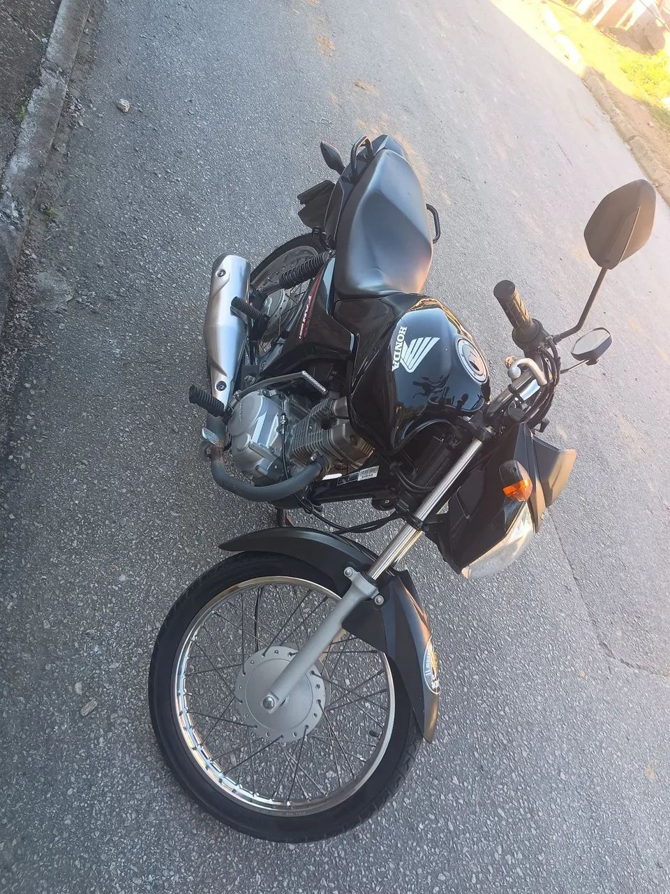 Moto Preta Fan 125  semi nova  - Foto 4