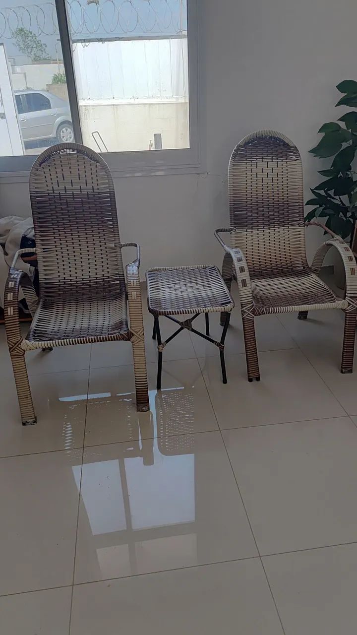 Conjunto de cadeiras e mesa para área externa