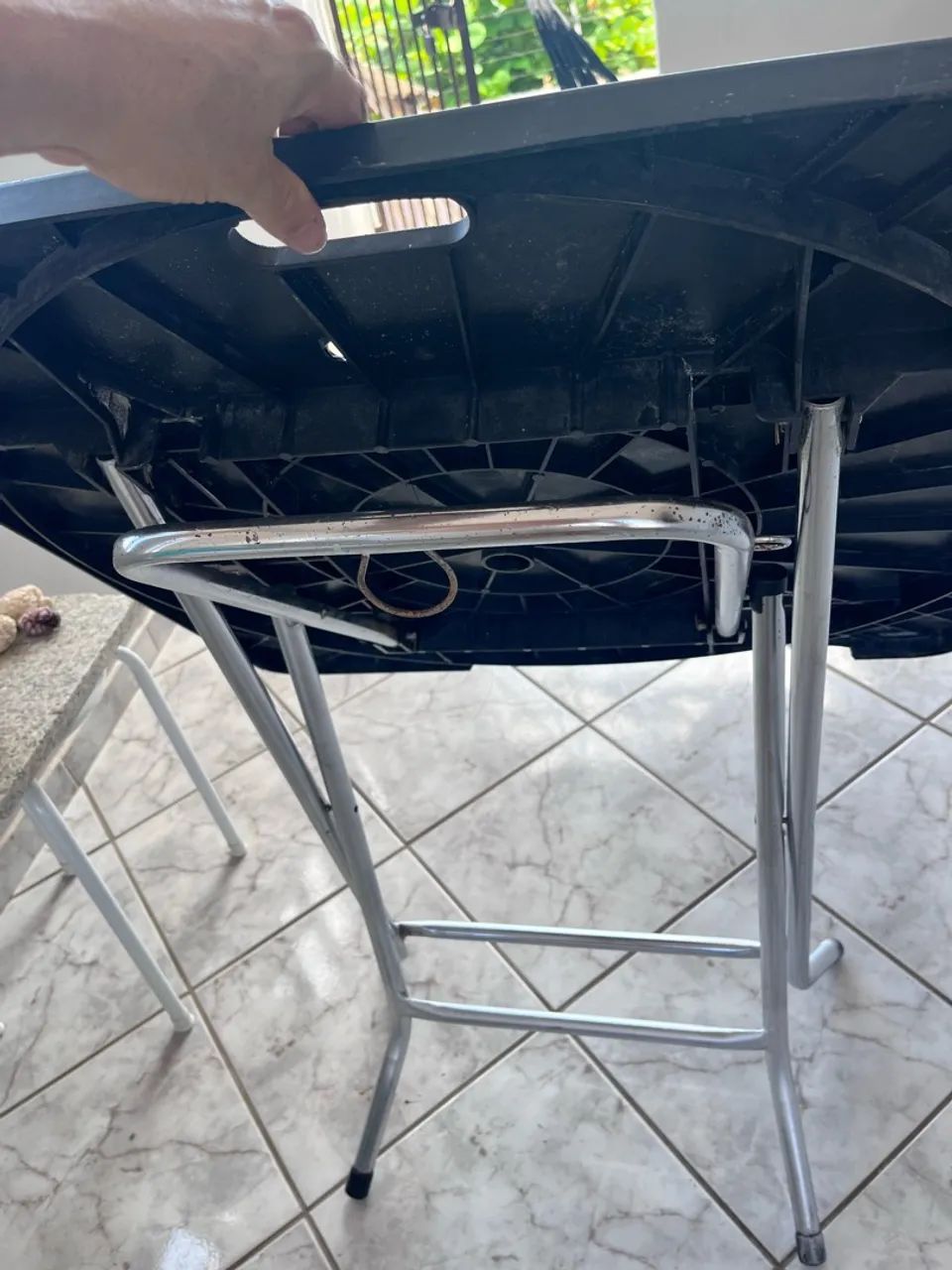 Mesa Dobrável em Plástico E base Metal - Foto 3
