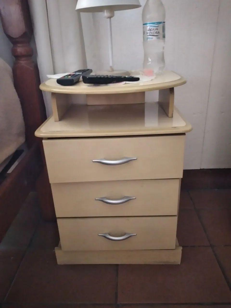 2 criado mudo com 3 gavetas