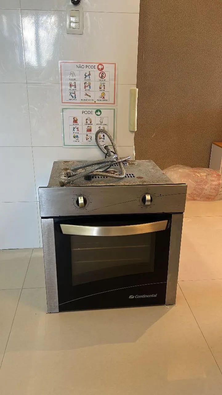 Forno de embuti so o gril funcionando Continental 
