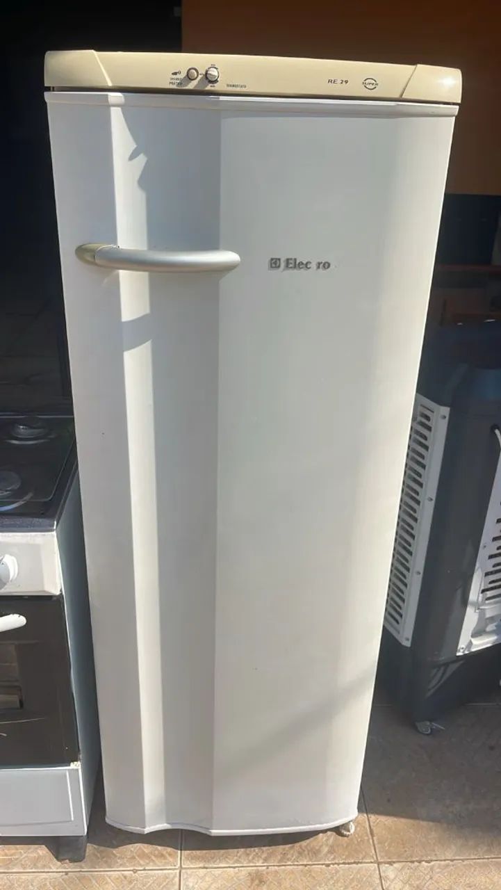 Geladeira Electrolux simples. $450