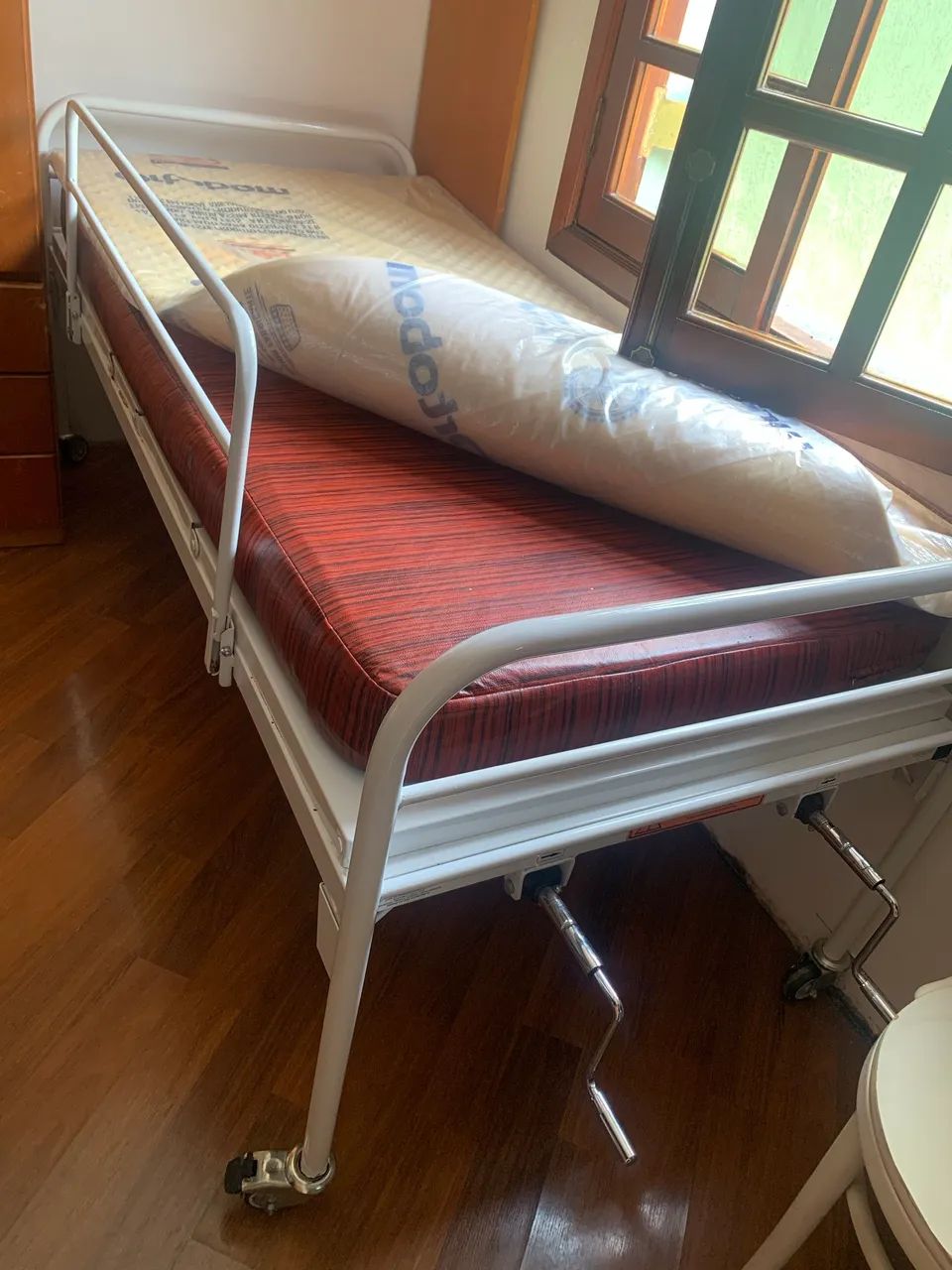 Cama Hospitalar manual sem colchão 