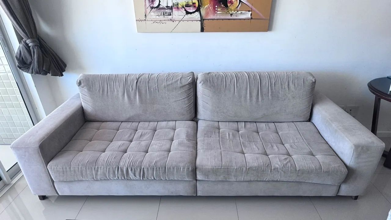 Sofá 2,5 metros - cinza claro.
