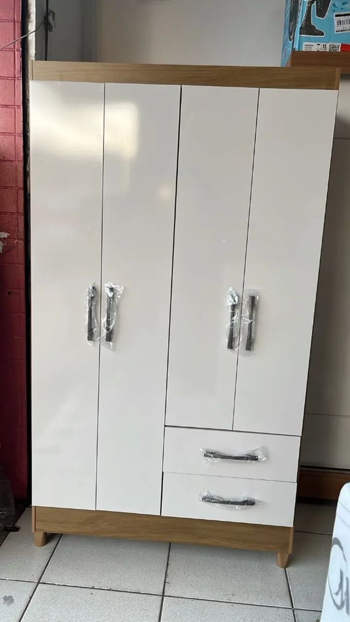 Guarda Roupa de Solteiro 4 Portas e 2 Gavetas