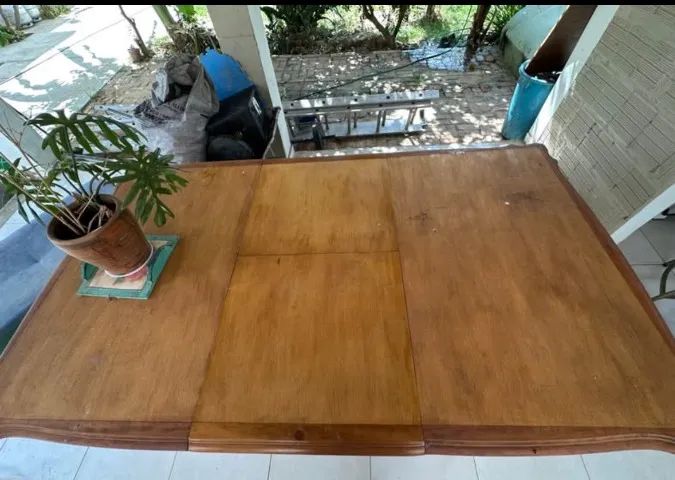 Mesa de jantar em madeira
