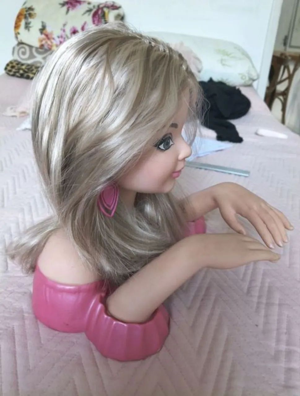 Boneca com busto unhas e cabelo para maquiar pentear e enfeitar. - Foto 2